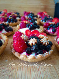 Tartelettes Mousseuse Au Citron Et Fruits Rouges Les Delices De Oumi By Sarah Mini Tarte Dessert Leger Dessert Individuel
