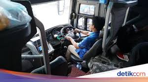 Sebagian orang yang memiliki penghasilan lebih pasti lebih memilih jalur udara karena waktu sampai nya lebih cepat dan fasilitasnya. Ini Cara Po Haryanto Kasih Uang Tambahan Bagi Kernet Dan Sopirnya