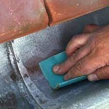 Reparer Une Fuite Sur Une Gouttiere En Zinc Gouttiere En Zinc Reparations De Maison Gouttieres