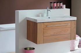 Colonnes, meubles sous vasque, vasques en pierre, miroirs et autres nos meubles s'accorderont parfaitement à la décoration de votre salle de bain. Salle De Bain En Chene Frene Atouts Et Inconvenients Espace Aubade