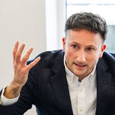 Wie steunt deze moedige magistraat?