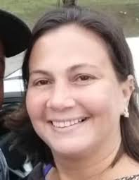 Carro é atingido por tronco de árvore na Avenida Brasil ao passar pelo  viaduto Oscar Brito