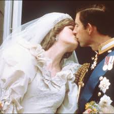Hochzeit prinz charles und lady diana 1981. Diana Enthullung Legendarer Balkon Kuss Mit Prinz Charles Ware Fast Nie Passiert Stars
