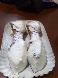 Ma in stagione il tonno è anche protagonista della lingua di vitello e lattume, dove la carne è cotta a bassa temperatura per 10 ore, il lattume viene fritto, con un esito di mochi marino, più la riduzione di salsa ponzu per un vitel tonné plebeo e siciliano. Cucina Trapanese Wikipedia