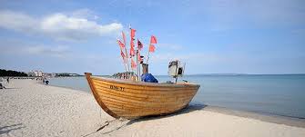 Verbringen sie unvergessliche ferien im dünenpark binz auf rügen: Fischerboot Am Strand Von Binz Binz Rugen Ferienhaus Rugen Binz