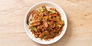 It is made with thin yellow noodles stir fried in cooking oil with garlic, onion or shallots, fried prawn, chicken, beef, or sliced bakso (meatballs). 6 Resep Mie Goreng Lezat Dari Berbagai Negara Merdeka Com