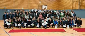 Unser leistungsspektrum umfasst verkauf, ankauf sollte es sich dabei um besonders große teppiche handeln, die sie selbst nicht ins geschäft bringen können. Ehrung Auf Dem Roten Teppich Stadtische Gesamtschule Recklinghausen Suderwich