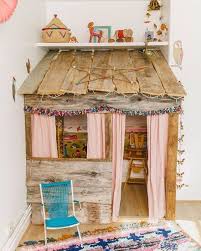 Spielhaus Fur Das Kinderzimmer Aus Grobem Holz Im Boho Look Kinder Zimmer Kinder Spielzimmer Kinder Zimmer Deko