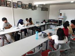 Translations of the phrase pekerjaan rumah tangga from indonesian to english and examples of the use of pekerjaan rumah tangga in a sentence with their translations: Kursus Bahasa Inggris Dari Dasar Golden English Wa 0818 790 111