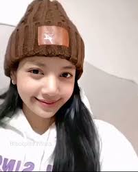 Omg! Lisa in black hair 🙊😍 i wish rosé will do the same too 😫😭