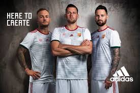 Klubok, futball játékosok és sok egyéb információ az elmúlt időkből. Bemutattak A Magyar Labdarugo Valogatott Uj Mezet