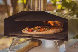 Wir bauen einen grillkamin mit pizzaofen im garten von der idee bis zur umsetzung. Frische Pizza Aus Dem Eigenen Pizzaofen 3 Modelle Im Vergleich Haus Garten Profi