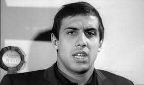 Prima di cantare ho smesso le scuole, ho fatto le commerciali e poi, dopo,  sono andato a lavorare. Ho fatto il tornitore, poi ho fatto il meccanico,  l'arrotino e poi ho fatto