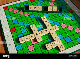 Scrabble-Brett Mit Buchstabensteine - Lädt Zum Spielen Und Verbessern Ihre  Fähigkeiten In Der Rechtschreibung Stockfotografie - Alamy