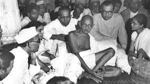 Mohandas karamchand gandhi (genannt mahatma gandhi; Gandhi Vor 150 Jahren Geboren Gewaltlosigkeit Aus Starke Zdfheute