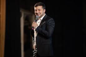 Знаменитый телеведущий, актер и шоумен — владимир зеленский, очень талантливый и разносторонний человек. Elektorat Zelenskogo Eto Uzhe Ne Tolko Molodezh Politolog Novosti Na Gazeta Ua