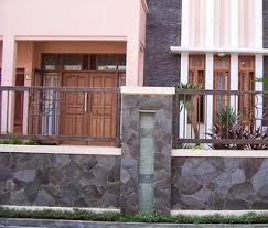 Pasalnya fungsi dari pagar besi sendiri tidak hanya untuk memberikan rasa aman bagi pemiliknya namun juga bertujuan menambah indah dan juga kesan mewah pada rumah tersebut. Contoh Pagar Rumah Dari Tembok Topan Ali Flickr