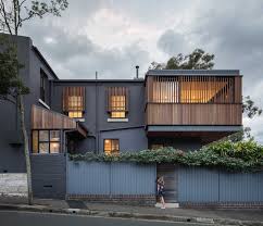 Taking Advantage Of A Corner Location To Reconnect With The Community House With Balcony Terrace House Architecture