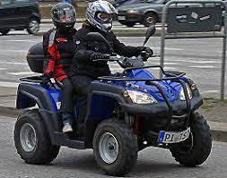 Das fahrzeug verfügt über vier räder, eine vom zweirad bekannte lenkstange und motorradähnlicher sitzbank. Quads Tipps Zum Fahrzeug Und Zur Ausstattung Markt De