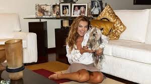+ desirée soares e galvão bueno (foto: Desiree Soares Mostra Sua Casa Em Londrina Para Revista