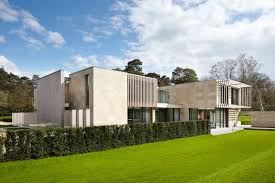 Lewandowski Architects Design A Contemporary Home In The Wentworth Estate In Surrey England Architecture England Houses Architect Design