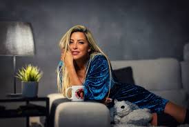 ريم مصطفى ترد على السخرية من إطلالتها في مسلسل الملك. Reem Moustafa Reemmoustafa Twitter