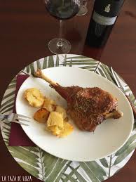 De manteca de cerdo manojo de ramas de romero 3 ajos 1 tomate 2 patatas 3 zanahorias 1 limón sal gruesa 1 vaso de vino blanco. Pierna De Cordero Al Horno Asada En Papel De Aluminio La Taza De Loza
