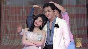 鞠婧禕（1994年6月18日 － ），出生於中國 四川省 遂寧市，中國大陸女演員、歌手及舞者，所屬經紀公司為絲芭傳媒 ，前為大型女子偶像團體snh48及小分隊塞納河組合的成員。. å¾®åšæœç´¢