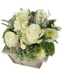 Non è un caso che i fiori bianchi siano i preferiti per i bouquet della sposa. Composizione Centro Tavolo Fiori Bianchi Fiori A Domicilio Fiorista Online Napoli