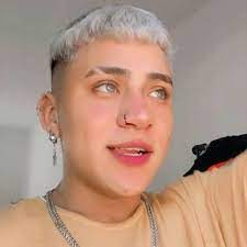 He grew up playing soccer competitively and first started at the age of 13 years old. Rod Contreras Chapito Combyne Inspiration Fur Outfits Style Mode