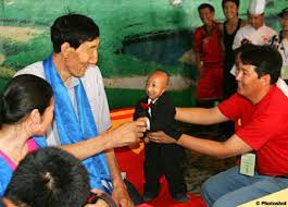 Jyoti amge souffre d'achondroplasie, une taille qui lui a permis de jouer un rôle dans american horror story. L Homme Le Plus Grand Du Monde Est De Nouveau Chinois Chine Informations