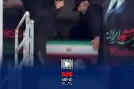 لحظه جانسوز خروج پیکر زهرای ۱۴ ماهه نوه شهید رهبر شهید از هواپیما