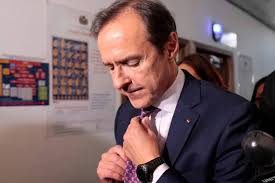 política 𝐓𝐮𝐭𝐨 𝐚 𝐌𝐚𝐫𝐢𝐧𝐤𝐨𝐯𝐢𝐜: "𝐘𝐨 𝐭𝐢𝐞𝐧𝐝𝐨 𝐥𝐚  𝐦𝐚𝐧𝐨, 𝐬𝐢 𝐥𝐚 𝐞𝐬𝐜𝐮𝐩𝐞𝐧, 𝐬𝐢𝐠𝐨 𝐭𝐫𝐚𝐛𝐚𝐣𝐚𝐧𝐝𝐨" El  candidato presidencial Jorge Tuto Quiroga respondió a las críticas del  opositor cruceño Branko Marinkovic, de quien ...