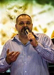 Vă recomand „biblia pierdută de igor bergler pentru acțiunea continuă (întreruptă de mici prelegeri despre evul mediu, țepeș și alți domnitori, operă, teatru, film și muzică, politică și economie ș.a.m.d.), pentru personajele ce amintesc de james bond și alte figuri din pop culture, pentru faptul că te poartă. Igor Bergler Wikidata