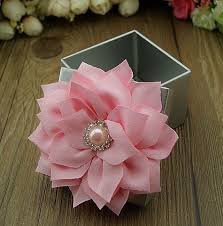 Les supports réalisés permettent d'accrocher les rubans sur les bourses à dragées, décors de table. Boite A Dragees Fleurs Rose Les Couleurs Du Mariage Mariage Et Reception