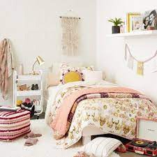 Pin By Sol On Apartment In 2021 Chic Dorm Home Decor Dorm Room Essentials