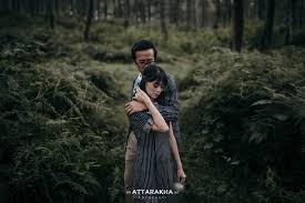 Adapun ide tema foto prewedding disesuaikan dengan ide konsep foto pre wedding yaitu prewedding outdoor muslim. 14 Ide Prewedding Hutan Pinus Hutan Foto Perkawinan Pose Perkawinan