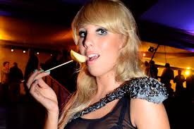 Noah Becker turtelt mit Model Laura auf der "Express Yourself Night" von ...