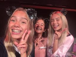 lisa and lena with a fan at a meet greet in barcelona lisa lena twins