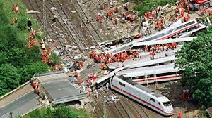 Truppen der pakistanischen armee und rettungskräfte am ort der zugkollision. Ist So Ein Zugungluck Wie Eschede Heute Uberhaupt Noch Moglich Technik Politik Bahn