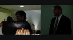 Minden túszt ugyanolyan ruhába öltöztetnek, maszkkal az arcukon, ahogyan ők is kinéznek. A Belso Ember Inside Man Drama Krimi Thriller Videa
