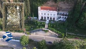 Σύμφωνα με την απογραφή του 2011 έχει πληθυσμό 20.422 κατοίκους. Pws Bre8hke H Eikona Ths Panagias Tryphths Sto Aigio Orthodoxia Online