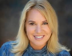 Dee Booth's Instagram, Twitter & Facebook