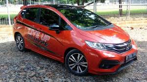 Tapi untuk mobil ada sedikit beda selera. Beda Honda Jazz Di Indonesia Dengan Malaysia Kalah Senjata