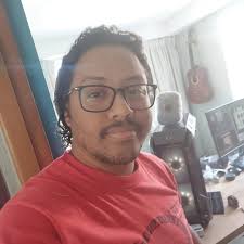 Yo después de tropezar sin querer, con el hombre que inventó los anuncios  dobles de YouTube.