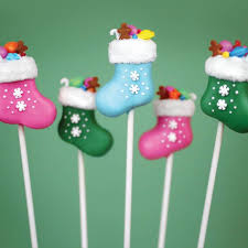 If you love christmas cake but don't want a big chunk of it, these christmas cake pops are a great idea. 17 Easy Christmas Cake Pop Ideas Best Christmas Cake Pop Recipes