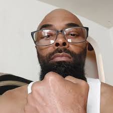 Babies I need your help!!!!! I'm having a hard time deciding if I want to  let my hair grow back out OR keep it short 😭 . Help ya girl out &