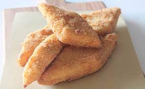 La crema fritta alla veneta si prepara sbattendo i tuorli e poi unendoli alla farina e al limone, quando la crema si sarà rappresa andrà livellata su una spianatoia tagliata a pezzi e fritta in olio. La Crema Fritta Colli Euganei