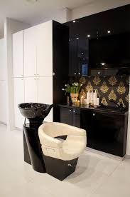 Black And Gold Makeup Room Spa W Stylu Tajskim Miskiewiczdesign Pl Beauty Salon Decor Beauty Salon Interior White Hair Salon
