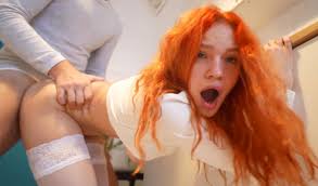 Горячие рыжие женщины показывают сочные формы